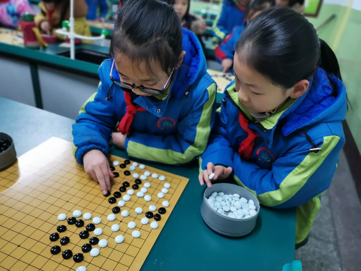 孩子们专心致志学围棋